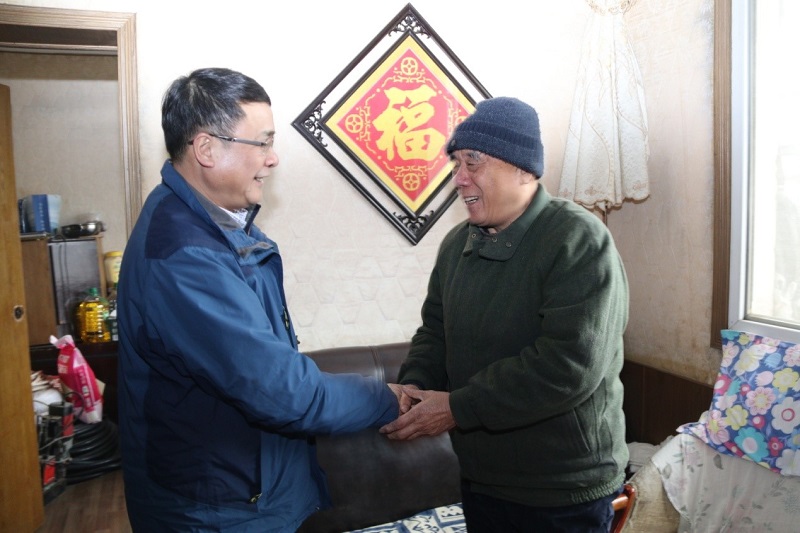 公司黨委開(kāi)展走訪(fǎng)慰問(wèn)困難黨員和職工活動(dòng)